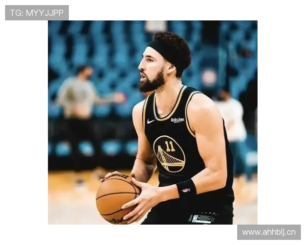 克莱·汤普森无球跑动拉开空间，三分效率领跑后卫